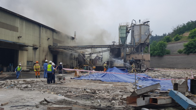 근로복지공단에 따르면 앞으로 점심시간 중 다친 경우도 업무상 재해로 인정된다. 한 건설공사의 폭발사고 모습. 사진/뉴시스