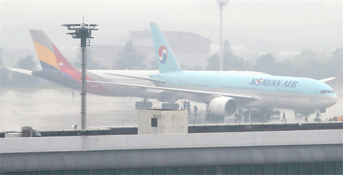 김포공항 주기장에서 대한항공과 아시아나항공기의 접촉사고가 발생했다. 6월26일 오전 서울 강서구 김포공항에서 사고 항공기가 파손된 채 멈춰 서 있다. 사진/뉴시스