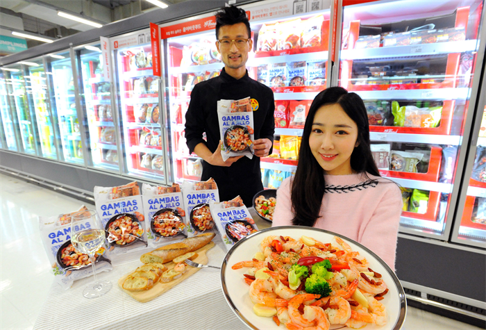 이세환 스페인클럽 총괄셰프(왼쪽)가 21일 서울 등촌동 홈플러스 강서점에서 모델과 함께 '올어바웃푸드(All About Food) 감바스 알 아히요'를 선보이고 있다. 사진/홈플러스 